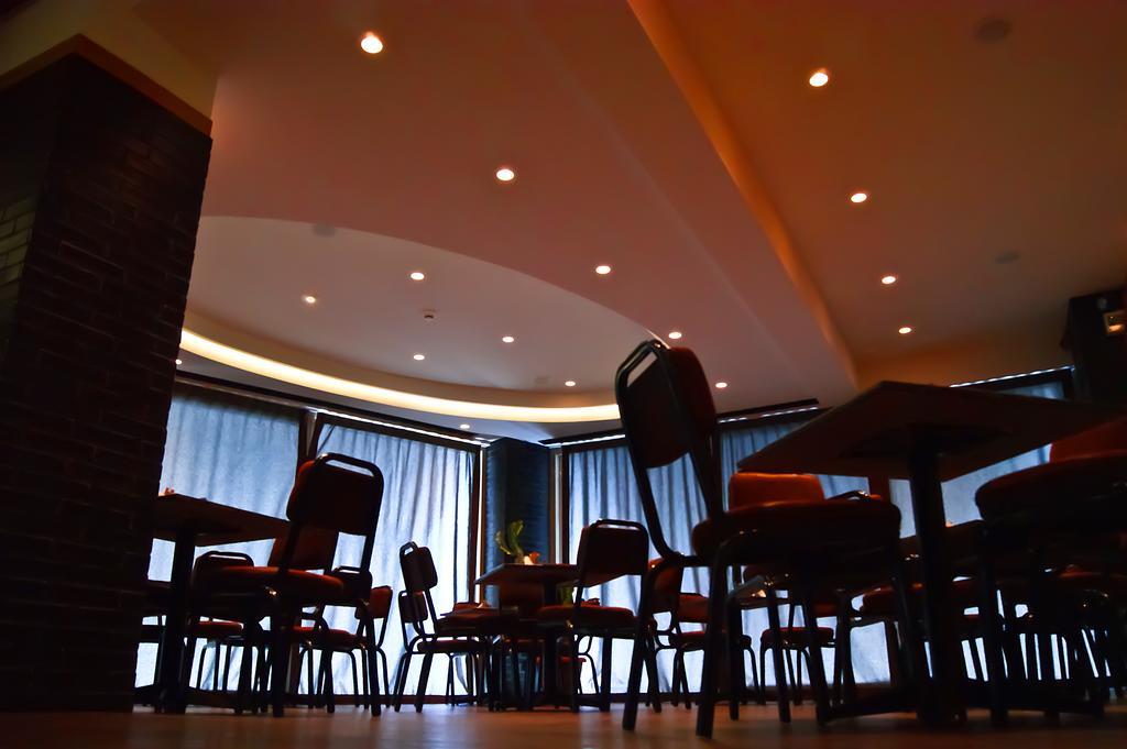 Adonis City Hotel パトラ エクステリア 写真