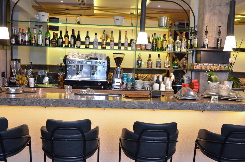 Adonis City Hotel パトラ エクステリア 写真