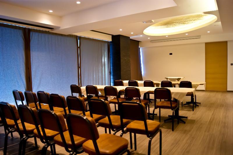 Adonis City Hotel パトラ エクステリア 写真