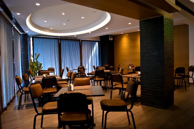 Adonis City Hotel パトラ エクステリア 写真