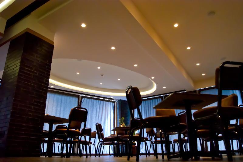 Adonis City Hotel パトラ エクステリア 写真